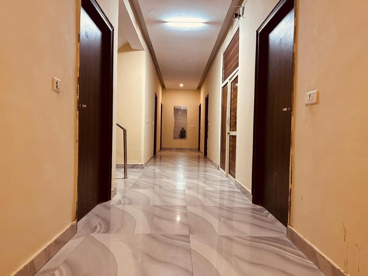 Hotel The Royal Majestic Mountain View Manāli Exteriér fotografie