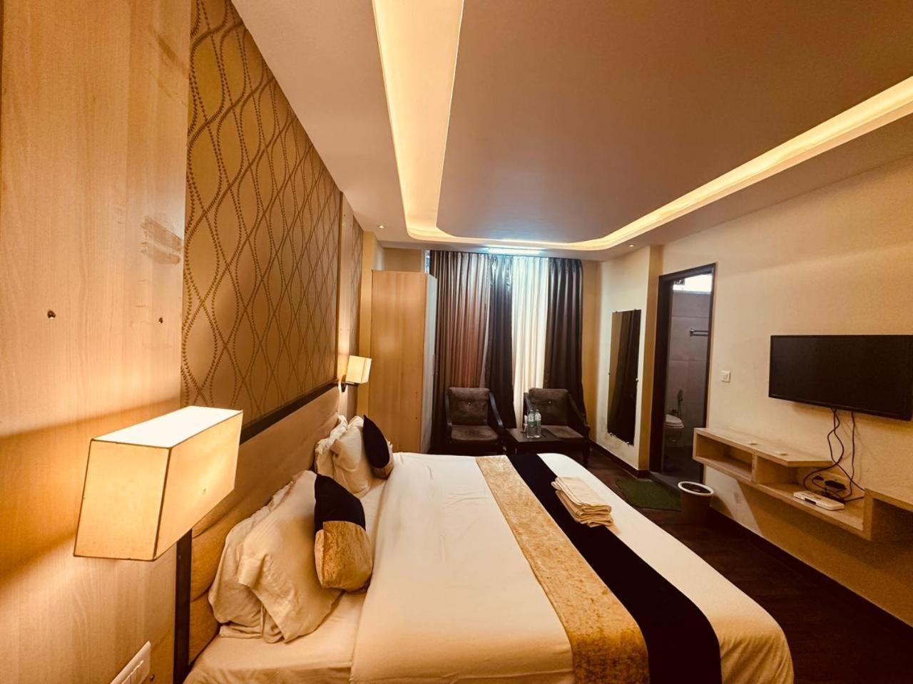 Hotel The Royal Majestic Mountain View Manāli Exteriér fotografie