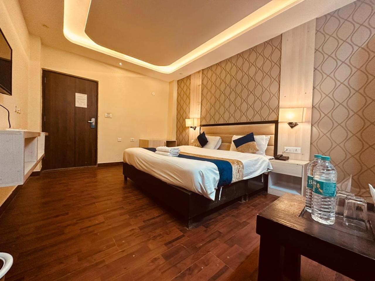 Hotel The Royal Majestic Mountain View Manāli Exteriér fotografie